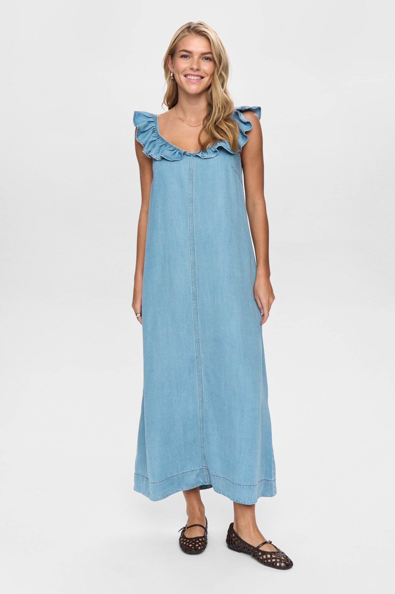numph denim dress Meet the newest Nmph denim dress , Beautifully tailored to flatter from every angle, this versatile dress is a true wardrobe hero , Dress it down with trainers, keep it casual with sandals, or